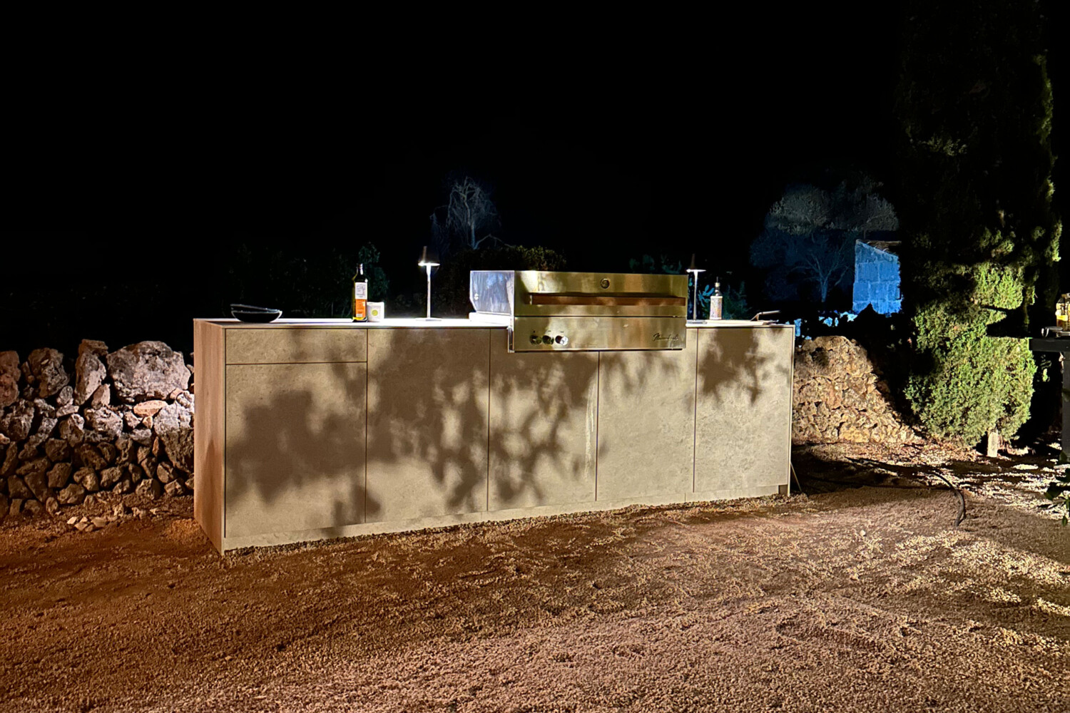 Abendszene einer Outdoorküche in Keramik im mediterranem Umfeld